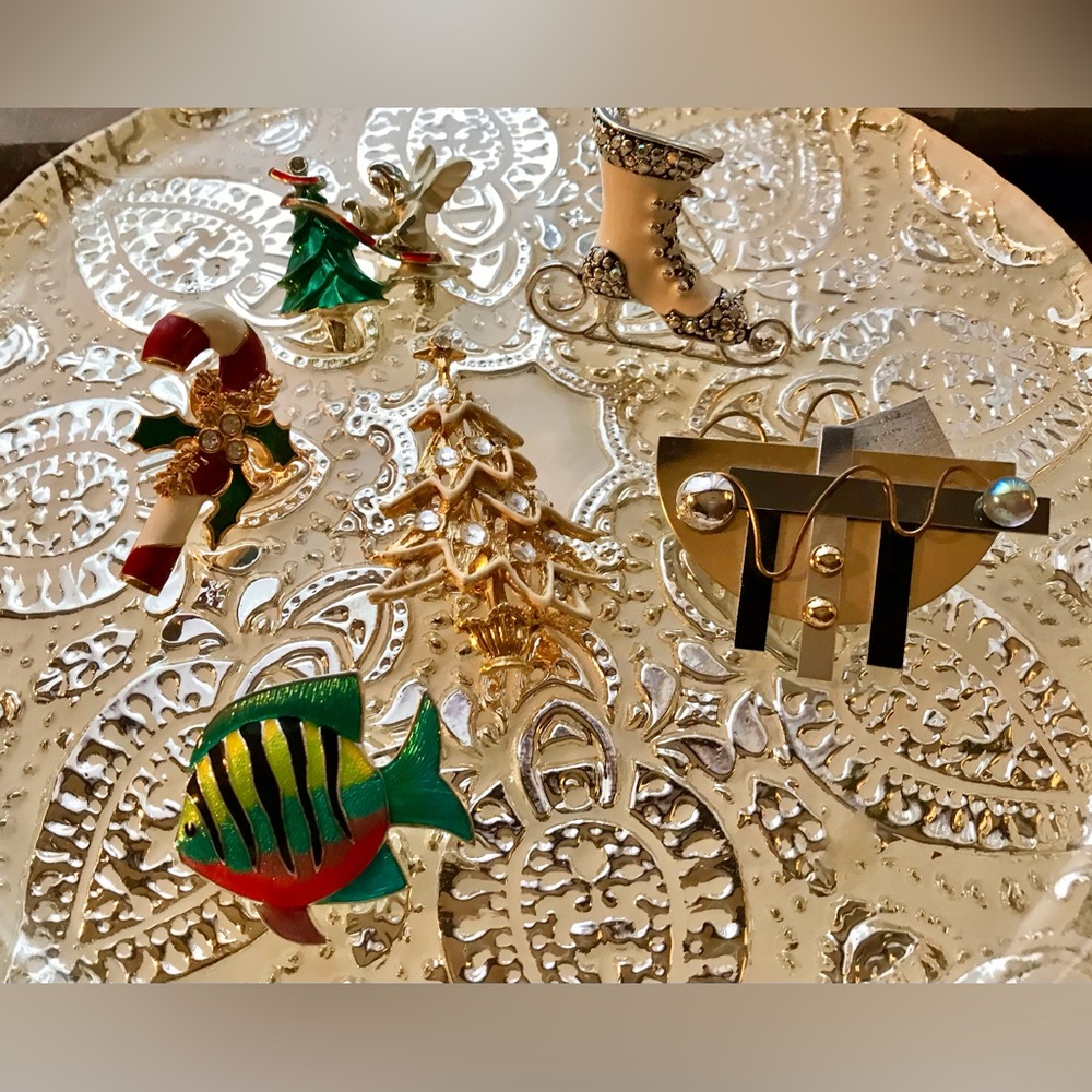 2/$10 Misc Lot Ladies Lapel Pins Holiday Coat Hat Pins Fish & 80’s Pinback Pins